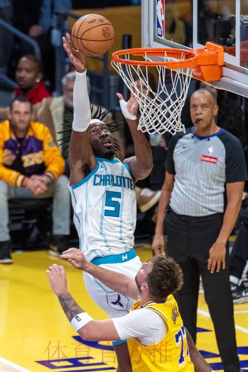 鲍尔30分 黄蜂战胜湖人